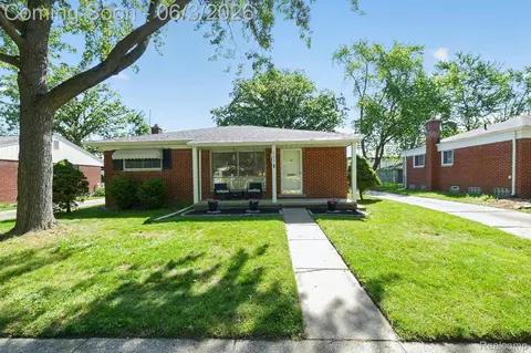 512 Redwood Dr, Troy, MI 48083