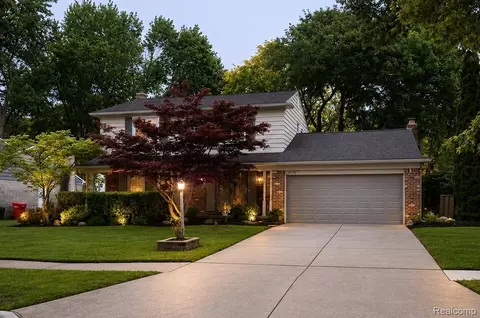 30745 Red Maple Ln, Southfield, MI 48076