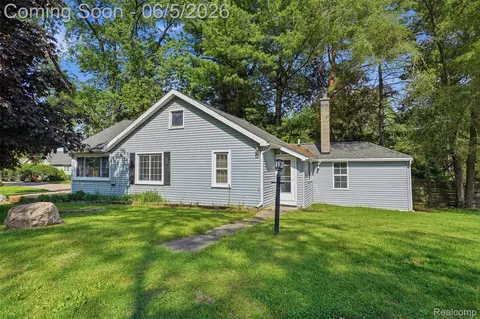 7085 Colony Dr, West Bloomfield, MI 48323