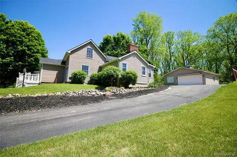 8372 Parshallville Rd, Fenton, MI 48430