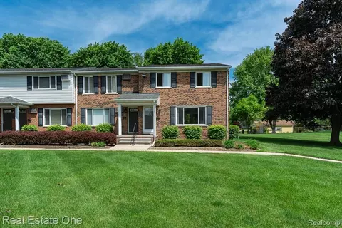 1147 Tienken Ct, Rochester Hills, MI 48306