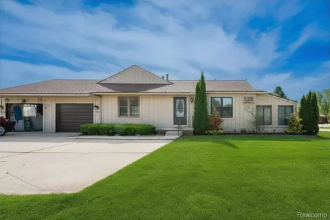 11830 Shenandoah Dr #4, Green Oak, MI 48178