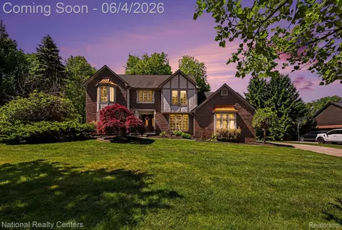 6515 Tamarack Dr, Troy, MI 48098