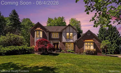 6515 Tamarack Dr, Troy, MI 48098