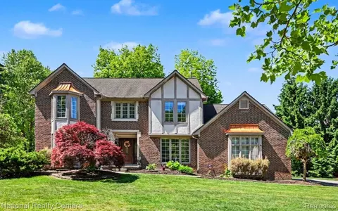 6515 Tamarack Dr, Troy, MI 48098