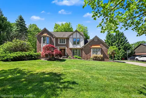 6515 Tamarack Dr, Troy, MI 48098