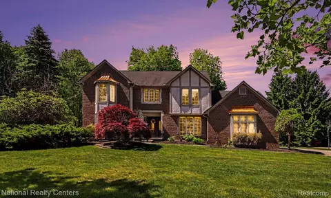 6515 Tamarack Dr, Troy, MI 48098