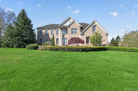 1595 Boulder Lake Dr, Milford, MI 48380