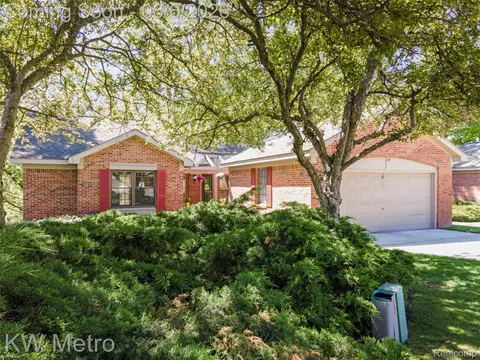 7348 Meadowridge Cir, West Bloomfield, MI 48322