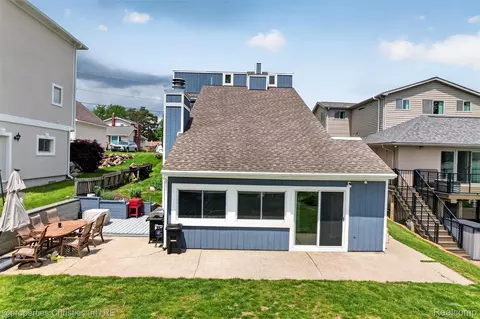 10219 Lakeside Dr, White Lake, MI 48386