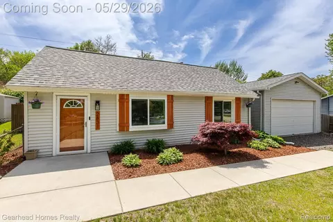 2831 Watkins Lake Rd, Waterford, MI 48328
