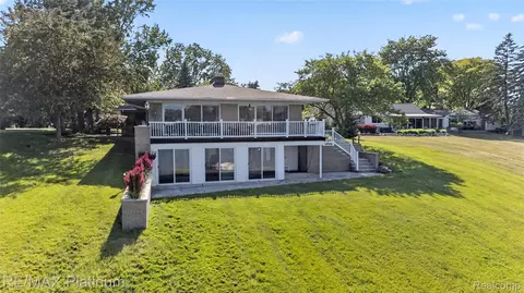 1223 Thurber Dr, Howell, MI 48843