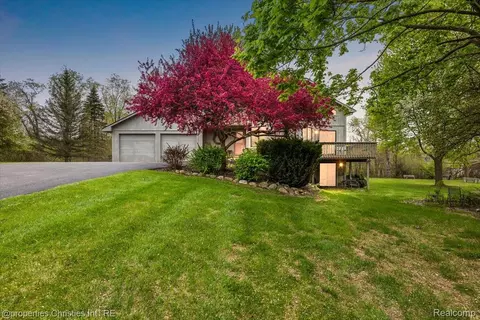 6175 Tripp Rd, Groveland, MI 48442