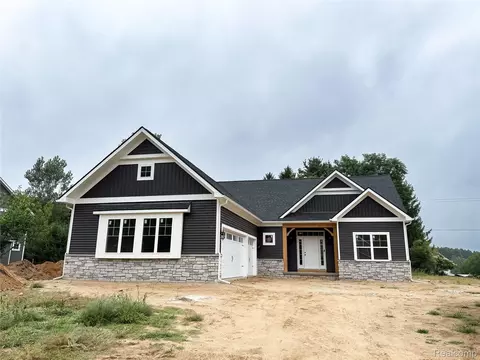 2735 Pine Shadow Ct, Pinckney, MI 48169