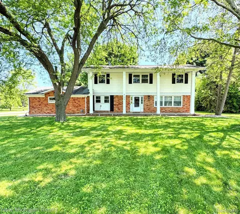 6139 Pebbleshire Cir, Grand Blanc, MI 48439