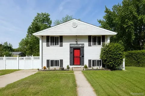 1107 Odessa Dr, Holly, MI 48442