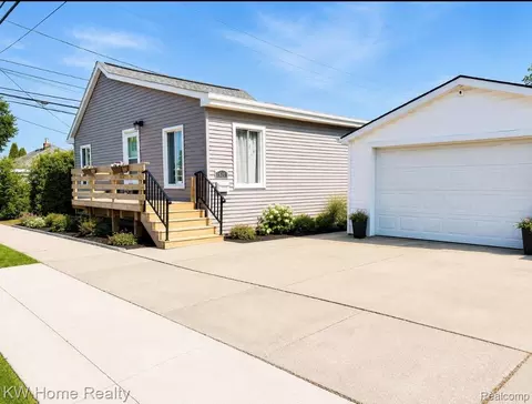 28260 Felician St, Roseville, MI 48066