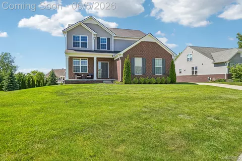 58261 Missaukee Ln, Lyon, MI 48165