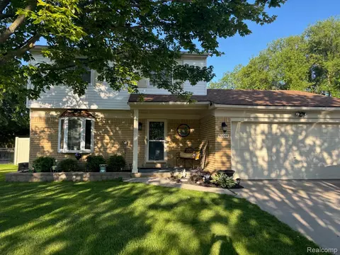 50044 Vinecrest Ln, Chesterfield, MI 48047