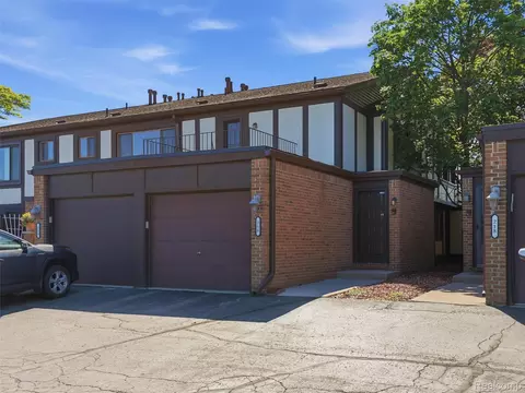 216 Country Club Dr, Saint Clair Shores, MI 48082