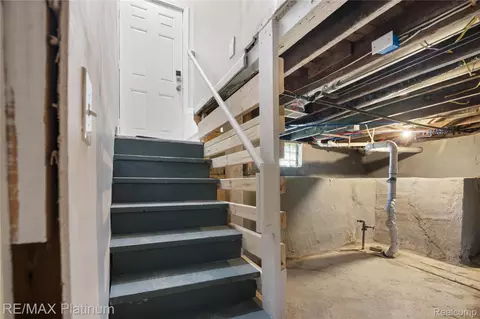 Entry Way - 2051 Dwight Ave, Flint, MI 48503 photo 2 of 7