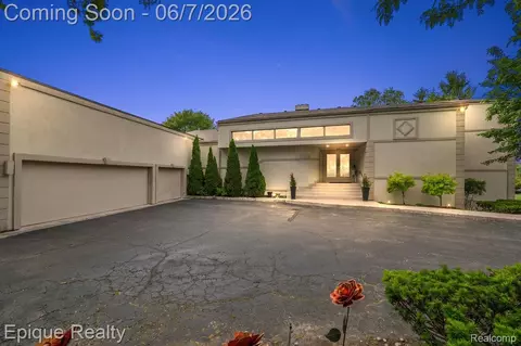 1848 Golf Ridge Dr S, Bloomfield Hills, MI 48302