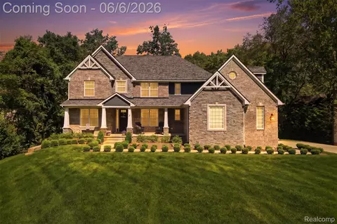 7375 N Mistwood Dr, White Lake, MI 48383