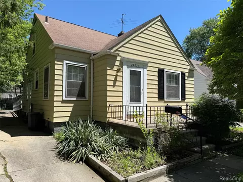 20221 Kenosha St, Harper Woods, MI 48225