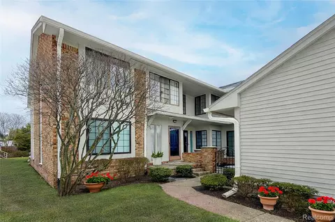 6011 Pebble Lane Ct, West Bloomfield, MI 48322