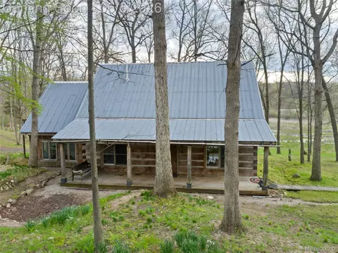 1653 Indian Garden Ln, Milford, MI 48380