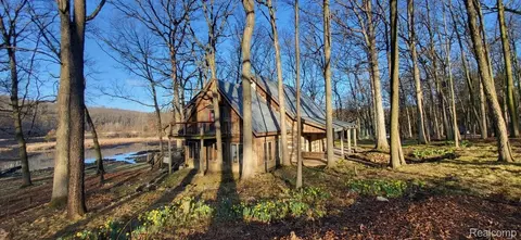 1653 Indian Garden Ln, Milford, MI 48380