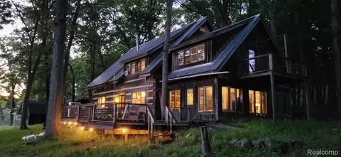 1653 Indian Garden Ln, Milford, MI 48380