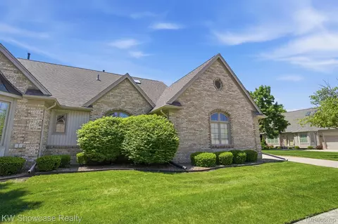 54519 Cambridge Dr, Shelby Township, MI 48315