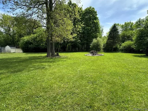 Exterior - 6161 River Rd, Flushing, MI 48433 photo 9 of 26