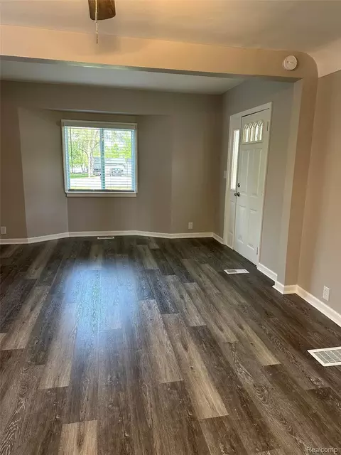 Living - 6161 River Rd, Flushing, MI 48433 photo 2 of 3