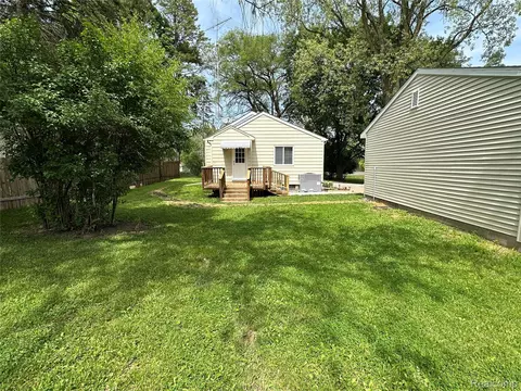 Exterior - 6161 River Rd, Flushing, MI 48433 photo 17 of 26