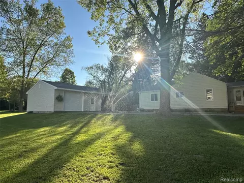 Exterior - 6161 River Rd, Flushing, MI 48433 photo 14 of 26