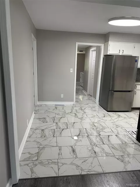 Entry Way - 6161 River Rd, Flushing, MI 48433 photo 2 of 6