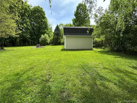 Exterior - 6161 River Rd, Flushing, MI 48433 photo 18 of 26