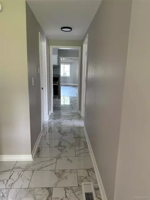 Entry Way - 6161 River Rd, Flushing, MI 48433 photo 5 of 6