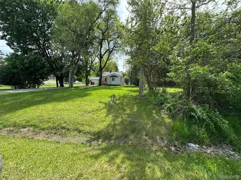 6161 River Rd, Flushing, MI 48433
