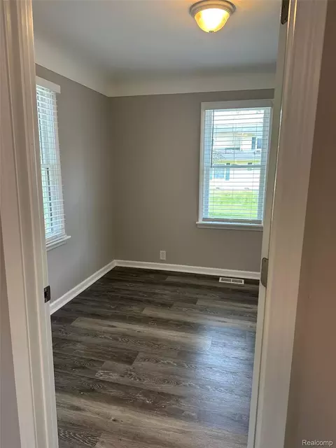 Bedroom - 6161 River Rd, Flushing, MI 48433 photo 2 of 2