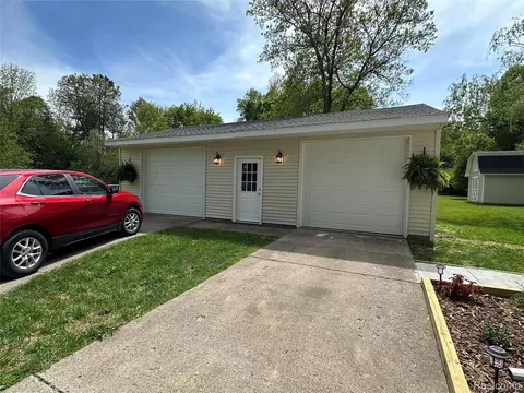 Exterior - 6161 River Rd, Flushing, MI 48433 photo 8 of 26