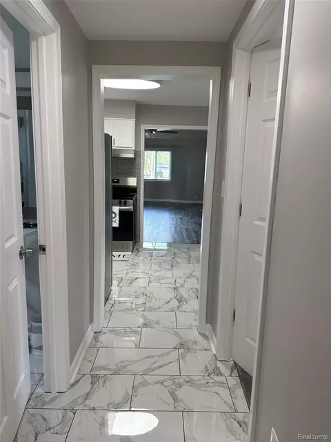 Entry Way - 6161 River Rd, Flushing, MI 48433 photo 1 of 6