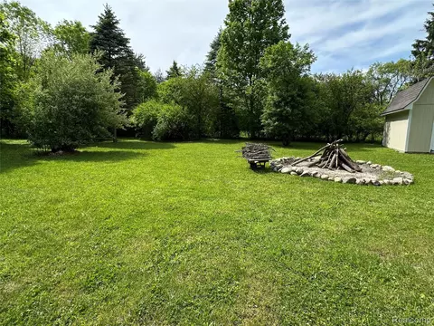 Exterior - 6161 River Rd, Flushing, MI 48433 photo 12 of 26