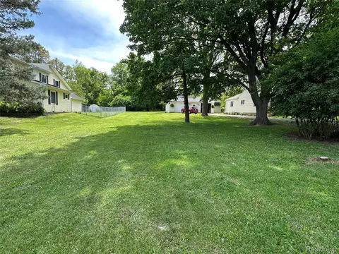Exterior - 6161 River Rd, Flushing, MI 48433 photo 4 of 26