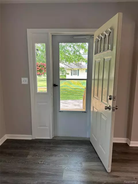 Entry Way - 6161 River Rd, Flushing, MI 48433 photo 4 of 6