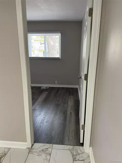 Entry Way - 6161 River Rd, Flushing, MI 48433 photo 3 of 6