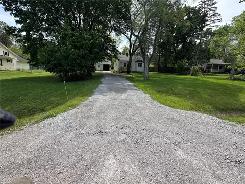 Exterior - 6161 River Rd, Flushing, MI 48433 photo 3 of 26