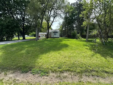 Exterior - 6161 River Rd, Flushing, MI 48433 photo 2 of 26